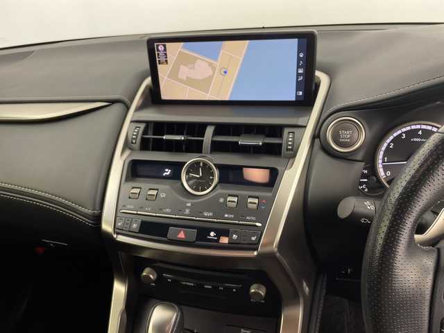 レクサス ＮＸ 300 Fスポーツ 鹿児島県 2017(平29)年 3万km ホワイトノーヴァガラスフレーク ・サンルーフ/・メーカーナビ/(CD/DVD/SD/BT/USB)/・バックカメラ/・サイドカメラ/・フルセグテレビ/・レーダークルーズコントロール/・三眼LEDヘッドライト/・ビルドインETC 2.0/・ドライブレコーダー/・プリクラッシュセーフティ/・ブラインドスポットモニター/・コーナーセンサー/・ステアリングリモコン/・ステアリングヒーター/・電子パーキングブレーキ/・パワーシート/・シートメモリー/・シートヒーター/・シートクーラー/・レザーシート/・ブレーキホールド