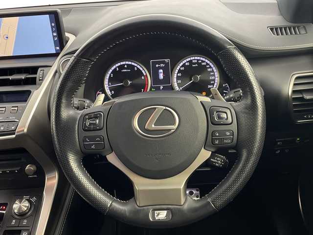 レクサス ＮＸ 300 Fスポーツ 鹿児島県 2017(平29)年 3万km ホワイトノーヴァガラスフレーク ・サンルーフ/・メーカーナビ/(CD/DVD/SD/BT/USB)/・バックカメラ/・サイドカメラ/・フルセグテレビ/・レーダークルーズコントロール/・三眼LEDヘッドライト/・ビルドインETC 2.0/・ドライブレコーダー/・プリクラッシュセーフティ/・ブラインドスポットモニター/・コーナーセンサー/・ステアリングリモコン/・ステアリングヒーター/・電子パーキングブレーキ/・パワーシート/・シートメモリー/・シートヒーター/・シートクーラー/・レザーシート/・ブレーキホールド