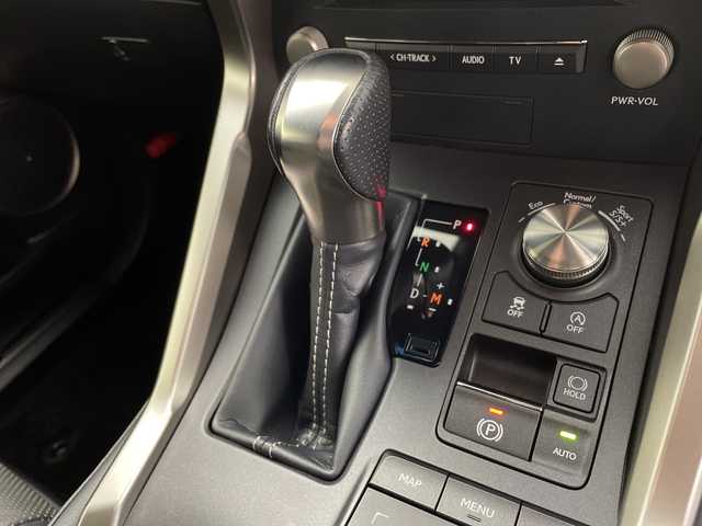 レクサス ＮＸ 300 Fスポーツ 鹿児島県 2017(平29)年 3万km ホワイトノーヴァガラスフレーク ・サンルーフ/・メーカーナビ/(CD/DVD/SD/BT/USB)/・バックカメラ/・サイドカメラ/・フルセグテレビ/・レーダークルーズコントロール/・三眼LEDヘッドライト/・ビルドインETC 2.0/・ドライブレコーダー/・プリクラッシュセーフティ/・ブラインドスポットモニター/・コーナーセンサー/・ステアリングリモコン/・ステアリングヒーター/・電子パーキングブレーキ/・パワーシート/・シートメモリー/・シートヒーター/・シートクーラー/・レザーシート/・ブレーキホールド