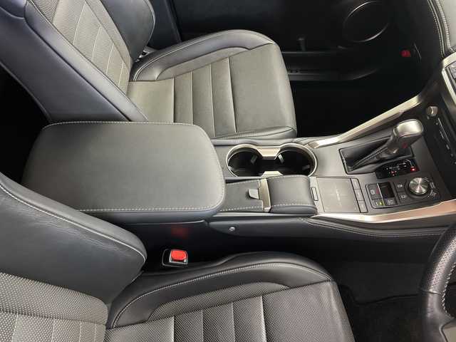 レクサス ＮＸ 300 Fスポーツ 鹿児島県 2017(平29)年 3万km ホワイトノーヴァガラスフレーク ・サンルーフ/・メーカーナビ/(CD/DVD/SD/BT/USB)/・バックカメラ/・サイドカメラ/・フルセグテレビ/・レーダークルーズコントロール/・三眼LEDヘッドライト/・ビルドインETC 2.0/・ドライブレコーダー/・プリクラッシュセーフティ/・ブラインドスポットモニター/・コーナーセンサー/・ステアリングリモコン/・ステアリングヒーター/・電子パーキングブレーキ/・パワーシート/・シートメモリー/・シートヒーター/・シートクーラー/・レザーシート/・ブレーキホールド