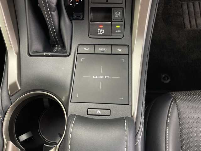 レクサス ＮＸ 300 Fスポーツ 鹿児島県 2017(平29)年 3万km ホワイトノーヴァガラスフレーク ・サンルーフ/・メーカーナビ/(CD/DVD/SD/BT/USB)/・バックカメラ/・サイドカメラ/・フルセグテレビ/・レーダークルーズコントロール/・三眼LEDヘッドライト/・ビルドインETC 2.0/・ドライブレコーダー/・プリクラッシュセーフティ/・ブラインドスポットモニター/・コーナーセンサー/・ステアリングリモコン/・ステアリングヒーター/・電子パーキングブレーキ/・パワーシート/・シートメモリー/・シートヒーター/・シートクーラー/・レザーシート/・ブレーキホールド