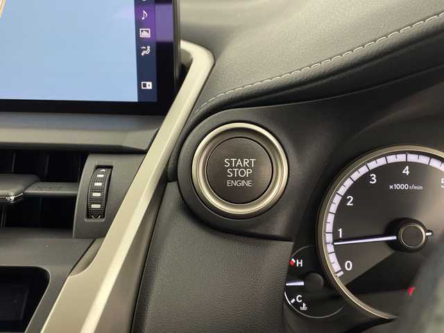 レクサス ＮＸ 300 Fスポーツ 鹿児島県 2017(平29)年 3万km ホワイトノーヴァガラスフレーク ・サンルーフ/・メーカーナビ/(CD/DVD/SD/BT/USB)/・バックカメラ/・サイドカメラ/・フルセグテレビ/・レーダークルーズコントロール/・三眼LEDヘッドライト/・ビルドインETC 2.0/・ドライブレコーダー/・プリクラッシュセーフティ/・ブラインドスポットモニター/・コーナーセンサー/・ステアリングリモコン/・ステアリングヒーター/・電子パーキングブレーキ/・パワーシート/・シートメモリー/・シートヒーター/・シートクーラー/・レザーシート/・ブレーキホールド