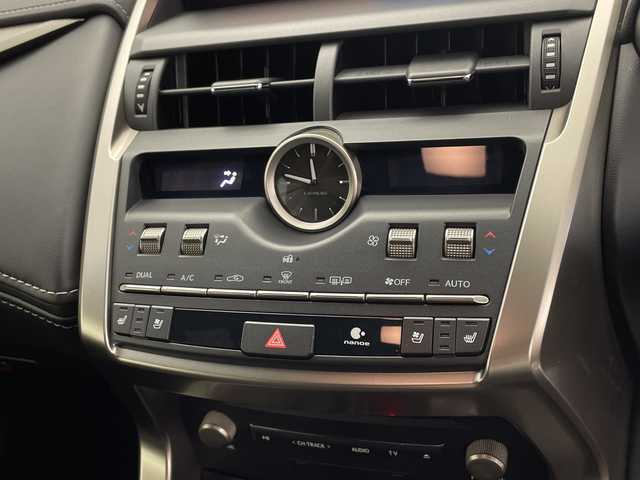 レクサス ＮＸ 300 Fスポーツ 鹿児島県 2017(平29)年 3万km ホワイトノーヴァガラスフレーク ・サンルーフ/・メーカーナビ/(CD/DVD/SD/BT/USB)/・バックカメラ/・サイドカメラ/・フルセグテレビ/・レーダークルーズコントロール/・三眼LEDヘッドライト/・ビルドインETC 2.0/・ドライブレコーダー/・プリクラッシュセーフティ/・ブラインドスポットモニター/・コーナーセンサー/・ステアリングリモコン/・ステアリングヒーター/・電子パーキングブレーキ/・パワーシート/・シートメモリー/・シートヒーター/・シートクーラー/・レザーシート/・ブレーキホールド