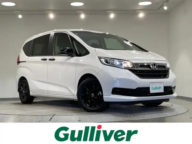 ホンダ フリード G ブラックスタイル 愛知県 2023(令5)年 1.6万km プラチナホワイトパール カロッツェリア８インチナビ　/（DISC/SD/FM/AM/地デジ/USB/AUX)/ホンダセンシング　/　　-衝突軽減ブレーキ　/　　-レーダークルーズコントロール　/　　-誤発進抑制機能/　　-先行車発進お知らせ機能/　　-標識認識機能/　　-路線逸脱抑制機能/　　-アダプティブクルーズコントロール/　　-車線維持支援システム/両側パワースライドドア　/シートヒーター　/ビルトインＥＴＣ　/ＬＥＤヘッドライト　/ドライブレコーダー　/バックカメラ　/パーキングセンサー　/ＵＳＢ接続/後席サンシェード/ISOFIX
