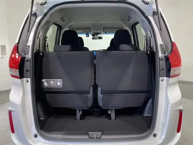 ホンダ フリード G ブラックスタイル 愛知県 2023(令5)年 1.6万km プラチナホワイトパール カロッツェリア８インチナビ　/（DISC/SD/FM/AM/地デジ/USB/AUX)/ホンダセンシング　/　　-衝突軽減ブレーキ　/　　-レーダークルーズコントロール　/　　-誤発進抑制機能/　　-先行車発進お知らせ機能/　　-標識認識機能/　　-路線逸脱抑制機能/　　-アダプティブクルーズコントロール/　　-車線維持支援システム/両側パワースライドドア　/シートヒーター　/ビルトインＥＴＣ　/ＬＥＤヘッドライト　/ドライブレコーダー　/バックカメラ　/パーキングセンサー　/ＵＳＢ接続/後席サンシェード/ISOFIX