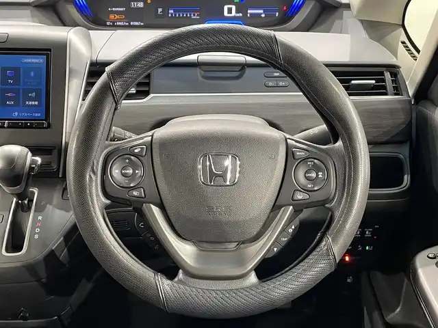 ホンダ フリード G ブラックスタイル 愛知県 2023(令5)年 1.6万km プラチナホワイトパール カロッツェリア８インチナビ　/（DISC/SD/FM/AM/地デジ/USB/AUX)/ホンダセンシング　/　　-衝突軽減ブレーキ　/　　-レーダークルーズコントロール　/　　-誤発進抑制機能/　　-先行車発進お知らせ機能/　　-標識認識機能/　　-路線逸脱抑制機能/　　-アダプティブクルーズコントロール/　　-車線維持支援システム/両側パワースライドドア　/シートヒーター　/ビルトインＥＴＣ　/ＬＥＤヘッドライト　/ドライブレコーダー　/バックカメラ　/パーキングセンサー　/ＵＳＢ接続/後席サンシェード/ISOFIX