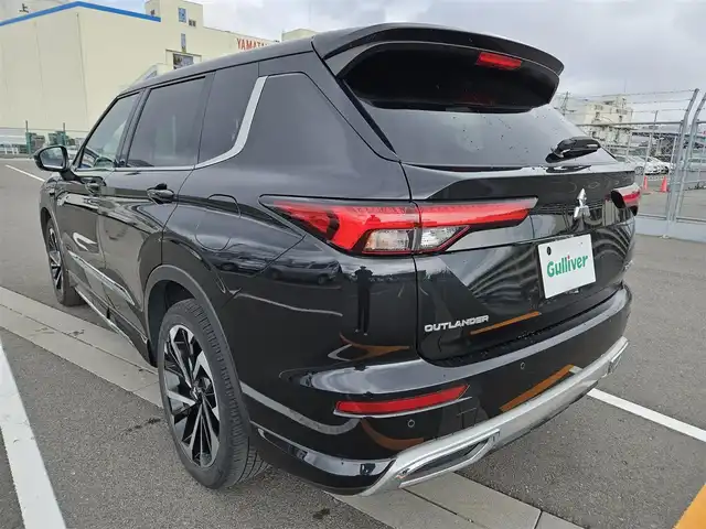 三菱 アウトランダー ＰＨＥＶ P 宮崎県 2021(令3)年 2.5万km ブラックダイヤモンド 純正9型ナビ(Bluetooth/AM/FM)/フルセグTV/ハンズフリーパワーバックドア/バック/サイド/フロントカメラ/マルチアラウンドモニター/マイパイロット/・レーダークルーズコントロール/・車線維持支援機能/フロント/リアソナー/e-アシスト/・衝突被害軽減ブレーキシステム/・踏み間違い衝突防止アシスト/・車線逸脱防止支援機能/・前方衝突予測警報/・後側方車両検知警報システム/・標識認識システム/アダプティブLEDヘッドランプ/本革巻きステアリング/ステアリングヒーター/パドルシフト/セミアニリン革シート(純正OPライトグレー)/前席メモリー機能付パワーシート/前席/2列目シートヒーター/BOSEプレミアムサウンドシステム/ワイヤレス充電器/純正20インチアルミホイール/キーレスオペレーションシステム/禁煙車