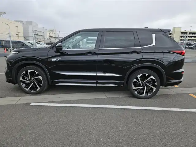 三菱 アウトランダー ＰＨＥＶ P 宮崎県 2021(令3)年 2.5万km ブラックダイヤモンド 純正9型ナビ(Bluetooth/AM/FM)/フルセグTV/ハンズフリーパワーバックドア/バック/サイド/フロントカメラ/マルチアラウンドモニター/マイパイロット/・レーダークルーズコントロール/・車線維持支援機能/フロント/リアソナー/e-アシスト/・衝突被害軽減ブレーキシステム/・踏み間違い衝突防止アシスト/・車線逸脱防止支援機能/・前方衝突予測警報/・後側方車両検知警報システム/・標識認識システム/アダプティブLEDヘッドランプ/本革巻きステアリング/ステアリングヒーター/パドルシフト/セミアニリン革シート(純正OPライトグレー)/前席メモリー機能付パワーシート/前席/2列目シートヒーター/BOSEプレミアムサウンドシステム/ワイヤレス充電器/純正20インチアルミホイール/キーレスオペレーションシステム/禁煙車