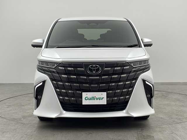 トヨタ アルファード Z 三重県 2024(令6)年 1.2万km プラチナホワイトパールマイカ 禁煙車/ワンオーナー/ツインムーンルーフ/トヨタセーフティセンス/・プリクラッシュセーフティ/・クリアランスソナー/・レーントレーシングアシスト/・レーンディパーチャーアラート/・レーダークルーズコントロール/・アダプティブハイビームシステム/・ロードサインアシスト/・プロアクティブドライビングアシスト/・ブラインドスポットモニター/・ヘッドアップディスプレイ/純正14インチナビ/・AppleCarplay・AndroidAuto・AM・FM・USB・BT/フルセグTV/パノラミックビューモニター/デジタルインナーミラー/前席・二列目シートベンチレーション/前席パワーシート（D席メモリーあり）/ステアリングヒーター/純正18インチアルミ/オットマン/フロアマット/スペアタイヤ/スマートキー/スペアキー/保証書