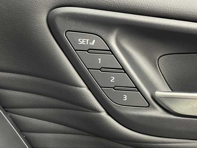 トヨタ アルファード Z 三重県 2024(令6)年 1.2万km プラチナホワイトパールマイカ 禁煙車/ワンオーナー/ツインムーンルーフ/トヨタセーフティセンス/・プリクラッシュセーフティ/・クリアランスソナー/・レーントレーシングアシスト/・レーンディパーチャーアラート/・レーダークルーズコントロール/・アダプティブハイビームシステム/・ロードサインアシスト/・プロアクティブドライビングアシスト/・ブラインドスポットモニター/・ヘッドアップディスプレイ/純正14インチナビ/・AppleCarplay・AndroidAuto・AM・FM・USB・BT/フルセグTV/パノラミックビューモニター/デジタルインナーミラー/前席・二列目シートベンチレーション/前席パワーシート（D席メモリーあり）/ステアリングヒーター/純正18インチアルミ/オットマン/フロアマット/スペアタイヤ/スマートキー/スペアキー/保証書