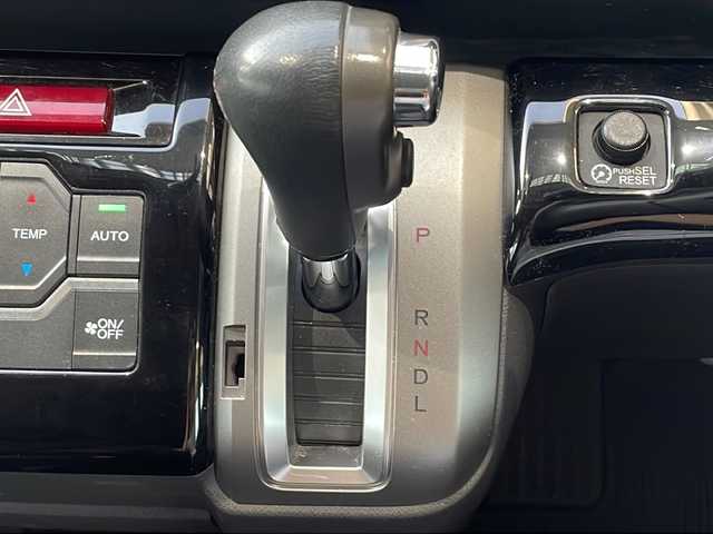 ホンダ ステップワゴン G コンフォートセレクション 高知県 2012(平24)年 10.6万km クリスタルブラックパール 純正フリップダウンモニター(Gathers　VM-108N）　/フルセグナビ　（MDV-S706）/【Ｂｌｕｅｔｏｏｔｈ　ＣＤ　ＤＶＤ　ＴＶ】　/両側パワースライドドア　/ビルトインＥＴＣ　/クルーズコントロール　/社外15インチアルミホイール/純正フロアマット　/横滑り防止装置/オートライト/保証書　/取扱説明書