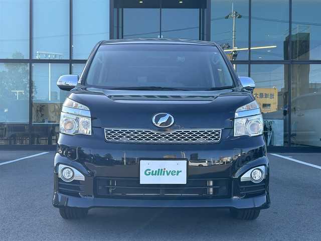 トヨタ ヴォクシー ZS 煌Z 愛媛県 2013(平25)年 9万km ブラック 禁煙車/登録時走行距離89280km/純正ナビ/CD/DVD/TV/Bluetooth/バックカメラ/ビルトインETC/フロントドライブレコーダー/両側パワースライドドア/ハーフレザーシート/回転式セカンドシート/リヤエアコン/オートライト/キセノンヘッドライト/フォグランプ/MTモード付AT/スマートキー