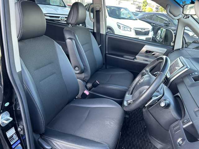 トヨタ ヴォクシー ZS 煌Z 愛媛県 2013(平25)年 9万km ブラック 禁煙車/登録時走行距離89280km/純正ナビ/CD/DVD/TV/Bluetooth/バックカメラ/ビルトインETC/フロントドライブレコーダー/両側パワースライドドア/ハーフレザーシート/回転式セカンドシート/リヤエアコン/オートライト/キセノンヘッドライト/フォグランプ/MTモード付AT/スマートキー