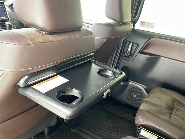 トヨタ エスクァイア Gi プレミアムパッケージ 沖縄県 2018(平30)年 5.9万km ブラック 純正9インチナビ(NSZT-Y66T)/（フルセグTV　DVD再生　Bluetooth接続　USB）/バックカメラ/ビルトインETC/ドライブレコーダー/両側パワースライドドア/トヨタセーフティセンス/・衝突被害軽減ブレーキ (プリクラッシュセーフティ)																									/・ハンドル操作サポート (レーントレーシングアシスト)																																																	/・車線はみ出しアラート (レーンディパーチャーアラート)																									/・自動ハイビーム (オートマチックハイビーム)	/クルーズコントロール																								/ステアリングヒーター/ステアリングスイッチ/ハーフレザーシート/シートヒーター/サンシェード/純正フロアマット/純正15インチアルミホイール/電動格納ウインカーミラー
