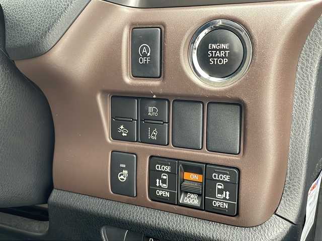 トヨタ エスクァイア Gi プレミアムパッケージ 沖縄県 2018(平30)年 5.9万km ブラック 純正9インチナビ(NSZT-Y66T)/（フルセグTV　DVD再生　Bluetooth接続　USB）/バックカメラ/ビルトインETC/ドライブレコーダー/両側パワースライドドア/トヨタセーフティセンス/・衝突被害軽減ブレーキ (プリクラッシュセーフティ)																									/・ハンドル操作サポート (レーントレーシングアシスト)																																																	/・車線はみ出しアラート (レーンディパーチャーアラート)																									/・自動ハイビーム (オートマチックハイビーム)	/クルーズコントロール																								/ステアリングヒーター/ステアリングスイッチ/ハーフレザーシート/シートヒーター/サンシェード/純正フロアマット/純正15インチアルミホイール/電動格納ウインカーミラー