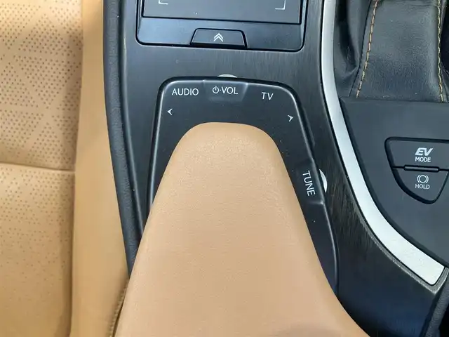 レクサス ＵＸ 250h バージョンL 熊本県 2019(平31)年 4.9万km テレーンカーキマイカM ・スマートキー/・プッシュスタート/・プリクラッシュセーフティ/・レーントレーシングアラート/・ブラインドスポットモニター/・パーキンブサポートアラート/・先行車発進告知/・道路標識認識/・オートマチックハイビーム/・クルーズコントロール(追従式)/・茶革シート/・前席パワーシート/・前席シートヒーター＆エアシート /・ハンドルヒーター /・純正メモリナビ/　【BD・Bluetooth・USB・SD・AUX・MSV】/・フルセグTV/・全方位カメラ/・ETC2.0/・ヘッドアップディスプレイ/・ドライブレコーダー(前方録画)/・LEDヘッドランプ/・LEDフォグランプ/・純正マット