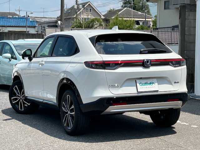 ホンダ ヴェゼル ハイブリッド e:HEV Z 東京都 2022(令4)年 1.3万km プラチナホワイトパール 走行距離12984km/ワンオーナー/純正メモリーナビ（AM・FM・フルセグ・BT）/ホンダセンシング/・衝突軽減ブレーキ/・誤発進抑制機能/・渋滞追従機能付アダプティブクルーズコントロール/・車線維持支援システム/・路外逸脱抑制機能/・オートハイビーム/全方位カメラ/ブラインドスポットモニター/シーケンシャルターンランプ/ハンズフリーパワーバックドア/ハーフレザーシート（合皮）/シートヒーター/コーナーセンサー（前後）/ETC2.0/ドライブレコーダー（前後）/置き充電/保証書、取説/スペアキー有り（1本）