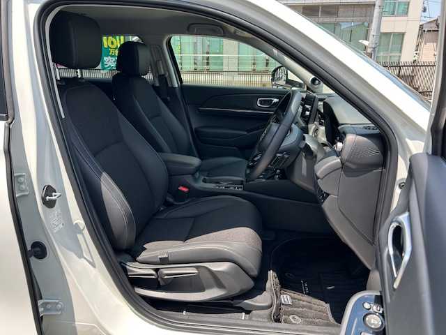 ホンダ ヴェゼル ハイブリッド e:HEV Z 東京都 2022(令4)年 1.3万km プラチナホワイトパール 走行距離12984km/ワンオーナー/純正メモリーナビ（AM・FM・フルセグ・BT）/ホンダセンシング/・衝突軽減ブレーキ/・誤発進抑制機能/・渋滞追従機能付アダプティブクルーズコントロール/・車線維持支援システム/・路外逸脱抑制機能/・オートハイビーム/全方位カメラ/ブラインドスポットモニター/シーケンシャルターンランプ/ハンズフリーパワーバックドア/ハーフレザーシート（合皮）/シートヒーター/コーナーセンサー（前後）/ETC2.0/ドライブレコーダー（前後）/置き充電/保証書、取説/スペアキー有り（1本）