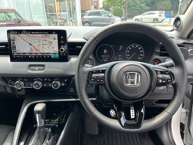 ホンダ ヴェゼル ハイブリッド e:HEV Z 東京都 2022(令4)年 1.3万km プラチナホワイトパール 走行距離12984km/ワンオーナー/純正メモリーナビ（AM・FM・フルセグ・BT）/ホンダセンシング/・衝突軽減ブレーキ/・誤発進抑制機能/・渋滞追従機能付アダプティブクルーズコントロール/・車線維持支援システム/・路外逸脱抑制機能/・オートハイビーム/全方位カメラ/ブラインドスポットモニター/シーケンシャルターンランプ/ハンズフリーパワーバックドア/ハーフレザーシート（合皮）/シートヒーター/コーナーセンサー（前後）/ETC2.0/ドライブレコーダー（前後）/置き充電/保証書、取説/スペアキー有り（1本）