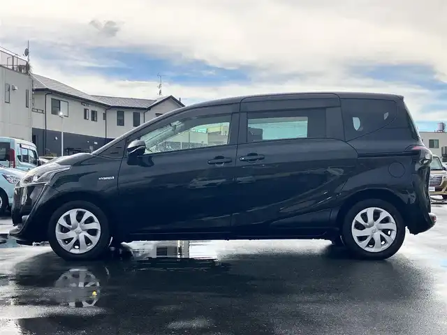 トヨタ シエンタ ハイブリッド G 静岡県 2017(平29)年 5.8万km ブラックマイカ エンジンスタートボタン/保証書/パワーステアリング/パワーウィンドウ/アイドリングストップ/スマートキー/スペアキー1本/オートエアコン/後席モニター/ETC/純正ナビ（CD/DVD/BT/フルセグ）/バックカメラ/三列シート/ドライブレコーダー前後/ABS/横滑り防止装置/レーンキープアシスト/オートライト/LEDヘッドライト/Wエアバック/衝突軽減システム/ウォークスルー