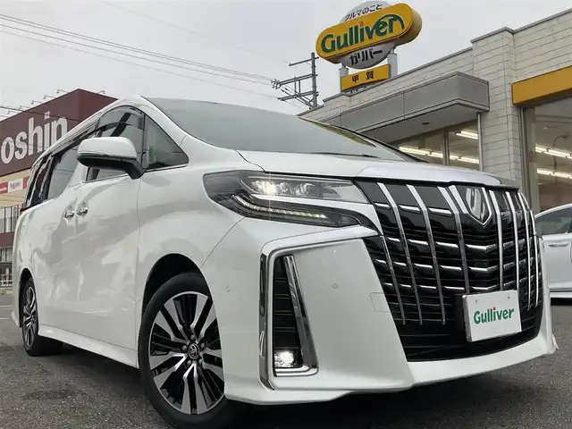 トヨタ アルファード S Cパッケージ 滋賀県 2023(令5)年 3.2万km ホワイトパールクリスタルシャイン ツインムーンルーフ/純正メーカーSDナビゲーションシステム/JBLプレミアムサウンドシステム/13.3インチ後席リヤシートエンターテイメントシステム /デジタルインナーミラー/ブラインドスポットモニター（BSM）/スペアタイヤ/車検令和9年1月まで/両側パワースライドドア/純正18インチアルミホイール/3眼LEDヘッドランプ/・LEDシーケンシャルターンランプ/・LEDフロントフォグランプ/純正ビルトインETC/純正ナビ/・CD/DVD/Blu-ray/・Bluetooth/USB、HDMI入力/合成皮革シート/・前席パワーシート/・前席快適温熱シート＋ベンチレーションシート/パワーバックドア/純正フロアマット/取扱説明書/保証書/スペアキー