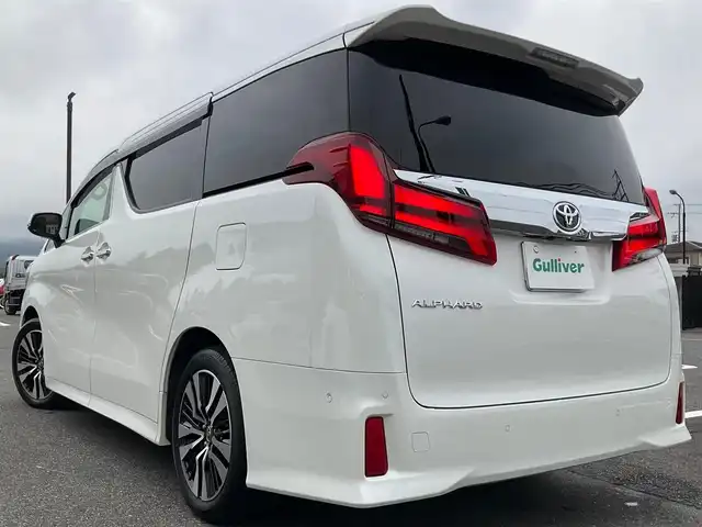 トヨタ アルファード S Cパッケージ 滋賀県 2023(令5)年 3.2万km ホワイトパールクリスタルシャイン ツインムーンルーフ/純正メーカーSDナビゲーションシステム/JBLプレミアムサウンドシステム/13.3インチ後席リヤシートエンターテイメントシステム /デジタルインナーミラー/ブラインドスポットモニター（BSM）/スペアタイヤ/車検令和9年1月まで/両側パワースライドドア/純正18インチアルミホイール/3眼LEDヘッドランプ/・LEDシーケンシャルターンランプ/・LEDフロントフォグランプ/純正ビルトインETC/純正ナビ/・CD/DVD/Blu-ray/・Bluetooth/USB、HDMI入力/合成皮革シート/・前席パワーシート/・前席快適温熱シート＋ベンチレーションシート/パワーバックドア/純正フロアマット/取扱説明書/保証書/スペアキー