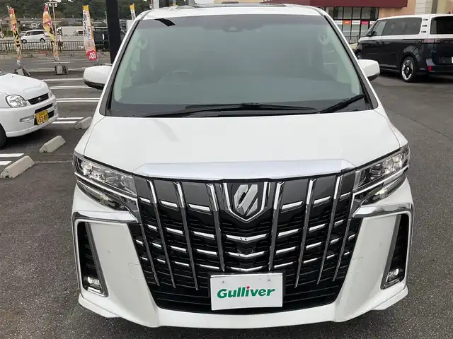 トヨタ アルファード S Cパッケージ 滋賀県 2023(令5)年 3.2万km ホワイトパールクリスタルシャイン ツインムーンルーフ/純正メーカーSDナビゲーションシステム/JBLプレミアムサウンドシステム/13.3インチ後席リヤシートエンターテイメントシステム /デジタルインナーミラー/ブラインドスポットモニター（BSM）/スペアタイヤ/車検令和9年1月まで/両側パワースライドドア/純正18インチアルミホイール/3眼LEDヘッドランプ/・LEDシーケンシャルターンランプ/・LEDフロントフォグランプ/純正ビルトインETC/純正ナビ/・CD/DVD/Blu-ray/・Bluetooth/USB、HDMI入力/合成皮革シート/・前席パワーシート/・前席快適温熱シート＋ベンチレーションシート/パワーバックドア/純正フロアマット/取扱説明書/保証書/スペアキー