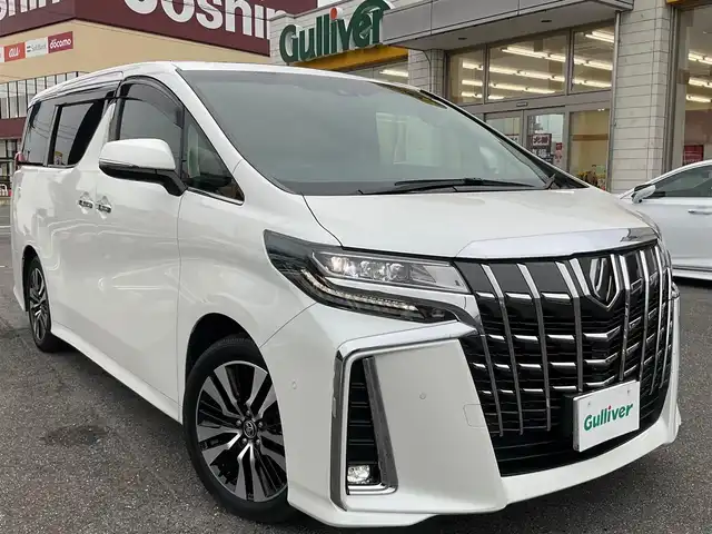 トヨタ アルファード S Cパッケージ 滋賀県 2023(令5)年 3.2万km ホワイトパールクリスタルシャイン ツインムーンルーフ/純正メーカーSDナビゲーションシステム/JBLプレミアムサウンドシステム/13.3インチ後席リヤシートエンターテイメントシステム /デジタルインナーミラー/ブラインドスポットモニター（BSM）/スペアタイヤ/車検令和9年1月まで/両側パワースライドドア/純正18インチアルミホイール/3眼LEDヘッドランプ/・LEDシーケンシャルターンランプ/・LEDフロントフォグランプ/純正ビルトインETC/純正ナビ/・CD/DVD/Blu-ray/・Bluetooth/USB、HDMI入力/合成皮革シート/・前席パワーシート/・前席快適温熱シート＋ベンチレーションシート/パワーバックドア/純正フロアマット/取扱説明書/保証書/スペアキー