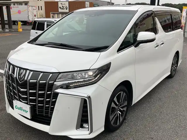 トヨタ アルファード S Cパッケージ 滋賀県 2023(令5)年 3.2万km ホワイトパールクリスタルシャイン ツインムーンルーフ/純正メーカーSDナビゲーションシステム/JBLプレミアムサウンドシステム/13.3インチ後席リヤシートエンターテイメントシステム /デジタルインナーミラー/ブラインドスポットモニター（BSM）/スペアタイヤ/車検令和9年1月まで/両側パワースライドドア/純正18インチアルミホイール/3眼LEDヘッドランプ/・LEDシーケンシャルターンランプ/・LEDフロントフォグランプ/純正ビルトインETC/純正ナビ/・CD/DVD/Blu-ray/・Bluetooth/USB、HDMI入力/合成皮革シート/・前席パワーシート/・前席快適温熱シート＋ベンチレーションシート/パワーバックドア/純正フロアマット/取扱説明書/保証書/スペアキー