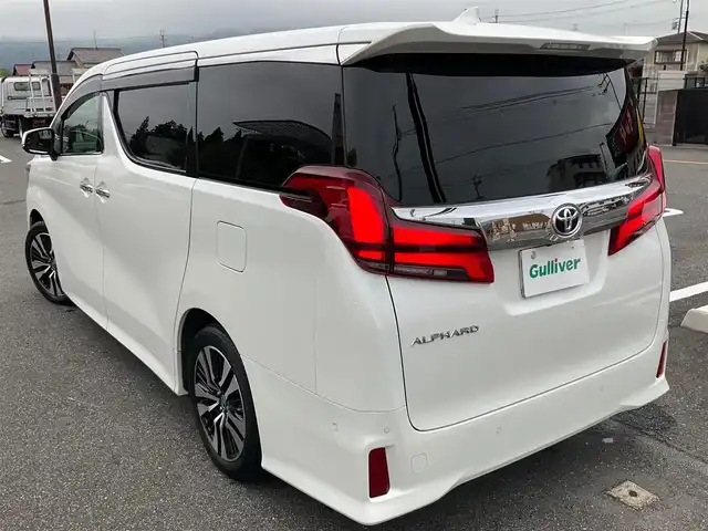 トヨタ アルファード S Cパッケージ 滋賀県 2023(令5)年 3.2万km ホワイトパールクリスタルシャイン ツインムーンルーフ/純正メーカーSDナビゲーションシステム/JBLプレミアムサウンドシステム/13.3インチ後席リヤシートエンターテイメントシステム /デジタルインナーミラー/ブラインドスポットモニター（BSM）/スペアタイヤ/車検令和9年1月まで/両側パワースライドドア/純正18インチアルミホイール/3眼LEDヘッドランプ/・LEDシーケンシャルターンランプ/・LEDフロントフォグランプ/純正ビルトインETC/純正ナビ/・CD/DVD/Blu-ray/・Bluetooth/USB、HDMI入力/合成皮革シート/・前席パワーシート/・前席快適温熱シート＋ベンチレーションシート/パワーバックドア/純正フロアマット/取扱説明書/保証書/スペアキー