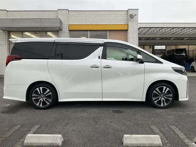 トヨタ アルファード S Cパッケージ 滋賀県 2023(令5)年 3.2万km ホワイトパールクリスタルシャイン ツインムーンルーフ/純正メーカーSDナビゲーションシステム/JBLプレミアムサウンドシステム/13.3インチ後席リヤシートエンターテイメントシステム /デジタルインナーミラー/ブラインドスポットモニター（BSM）/スペアタイヤ/車検令和9年1月まで/両側パワースライドドア/純正18インチアルミホイール/3眼LEDヘッドランプ/・LEDシーケンシャルターンランプ/・LEDフロントフォグランプ/純正ビルトインETC/純正ナビ/・CD/DVD/Blu-ray/・Bluetooth/USB、HDMI入力/合成皮革シート/・前席パワーシート/・前席快適温熱シート＋ベンチレーションシート/パワーバックドア/純正フロアマット/取扱説明書/保証書/スペアキー