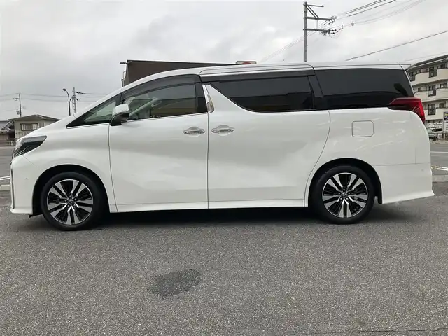 トヨタ アルファード S Cパッケージ 滋賀県 2023(令5)年 3.2万km ホワイトパールクリスタルシャイン ツインムーンルーフ/純正メーカーSDナビゲーションシステム/JBLプレミアムサウンドシステム/13.3インチ後席リヤシートエンターテイメントシステム /デジタルインナーミラー/ブラインドスポットモニター（BSM）/スペアタイヤ/車検令和9年1月まで/両側パワースライドドア/純正18インチアルミホイール/3眼LEDヘッドランプ/・LEDシーケンシャルターンランプ/・LEDフロントフォグランプ/純正ビルトインETC/純正ナビ/・CD/DVD/Blu-ray/・Bluetooth/USB、HDMI入力/合成皮革シート/・前席パワーシート/・前席快適温熱シート＋ベンチレーションシート/パワーバックドア/純正フロアマット/取扱説明書/保証書/スペアキー