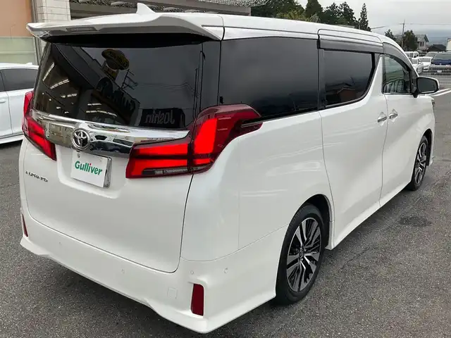 トヨタ アルファード S Cパッケージ 滋賀県 2023(令5)年 3.2万km ホワイトパールクリスタルシャイン ツインムーンルーフ/純正メーカーSDナビゲーションシステム/JBLプレミアムサウンドシステム/13.3インチ後席リヤシートエンターテイメントシステム /デジタルインナーミラー/ブラインドスポットモニター（BSM）/スペアタイヤ/車検令和9年1月まで/両側パワースライドドア/純正18インチアルミホイール/3眼LEDヘッドランプ/・LEDシーケンシャルターンランプ/・LEDフロントフォグランプ/純正ビルトインETC/純正ナビ/・CD/DVD/Blu-ray/・Bluetooth/USB、HDMI入力/合成皮革シート/・前席パワーシート/・前席快適温熱シート＋ベンチレーションシート/パワーバックドア/純正フロアマット/取扱説明書/保証書/スペアキー
