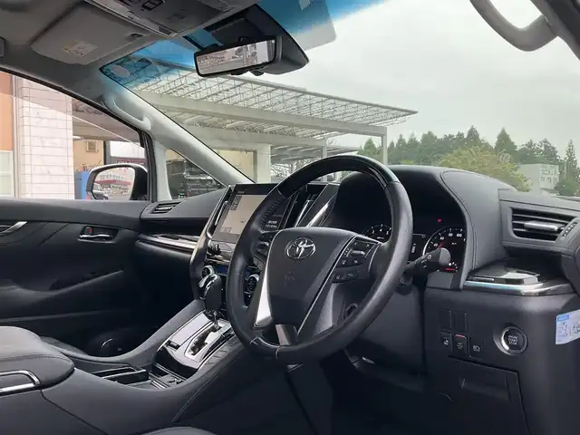 トヨタ アルファード S Cパッケージ 滋賀県 2023(令5)年 3.2万km ホワイトパールクリスタルシャイン ツインムーンルーフ/純正メーカーSDナビゲーションシステム/JBLプレミアムサウンドシステム/13.3インチ後席リヤシートエンターテイメントシステム /デジタルインナーミラー/ブラインドスポットモニター（BSM）/スペアタイヤ/車検令和9年1月まで/両側パワースライドドア/純正18インチアルミホイール/3眼LEDヘッドランプ/・LEDシーケンシャルターンランプ/・LEDフロントフォグランプ/純正ビルトインETC/純正ナビ/・CD/DVD/Blu-ray/・Bluetooth/USB、HDMI入力/合成皮革シート/・前席パワーシート/・前席快適温熱シート＋ベンチレーションシート/パワーバックドア/純正フロアマット/取扱説明書/保証書/スペアキー