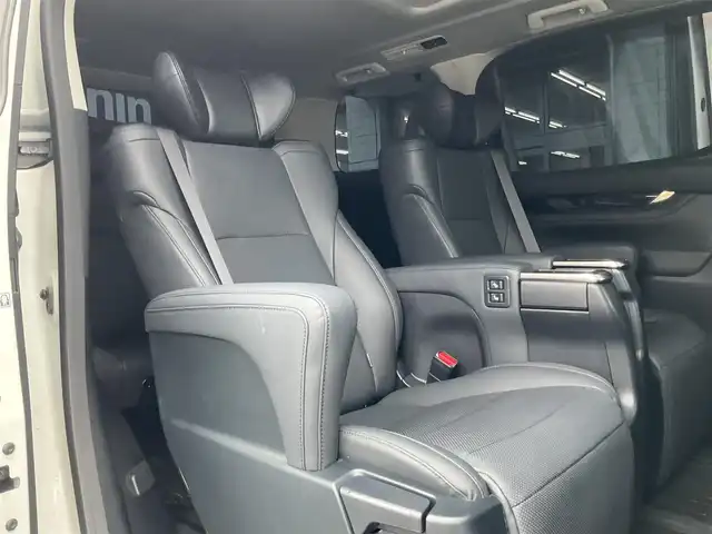 トヨタ アルファード S Cパッケージ 滋賀県 2023(令5)年 3.2万km ホワイトパールクリスタルシャイン ツインムーンルーフ/純正メーカーSDナビゲーションシステム/JBLプレミアムサウンドシステム/13.3インチ後席リヤシートエンターテイメントシステム /デジタルインナーミラー/ブラインドスポットモニター（BSM）/スペアタイヤ/車検令和9年1月まで/両側パワースライドドア/純正18インチアルミホイール/3眼LEDヘッドランプ/・LEDシーケンシャルターンランプ/・LEDフロントフォグランプ/純正ビルトインETC/純正ナビ/・CD/DVD/Blu-ray/・Bluetooth/USB、HDMI入力/合成皮革シート/・前席パワーシート/・前席快適温熱シート＋ベンチレーションシート/パワーバックドア/純正フロアマット/取扱説明書/保証書/スペアキー