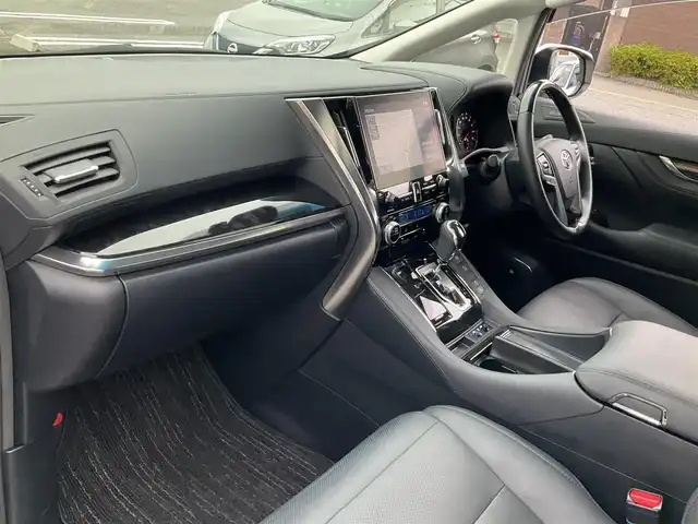 トヨタ アルファード S Cパッケージ 滋賀県 2023(令5)年 3.2万km ホワイトパールクリスタルシャイン ツインムーンルーフ/純正メーカーSDナビゲーションシステム/JBLプレミアムサウンドシステム/13.3インチ後席リヤシートエンターテイメントシステム /デジタルインナーミラー/ブラインドスポットモニター（BSM）/スペアタイヤ/車検令和9年1月まで/両側パワースライドドア/純正18インチアルミホイール/3眼LEDヘッドランプ/・LEDシーケンシャルターンランプ/・LEDフロントフォグランプ/純正ビルトインETC/純正ナビ/・CD/DVD/Blu-ray/・Bluetooth/USB、HDMI入力/合成皮革シート/・前席パワーシート/・前席快適温熱シート＋ベンチレーションシート/パワーバックドア/純正フロアマット/取扱説明書/保証書/スペアキー
