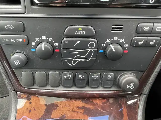 ボルボ Ｓ６０ 2．4 宮城県 2007(平19)年 14.1万km シルバーメタリック 純正ナビ/・デジタルチューナー、カーナビリモコン有/ＥＴＣ/スペアタイヤ/サンルーフ/社外オーディオ（ＡＭ／ＦＭ／ＣＤ）/・リモコン有/社外ドラレコ/クルーズコントロール/横滑り防止装置/ＡＢＳ/前席シートヒーター/前席パワーシート/スペアキー×１/エンジンスターター