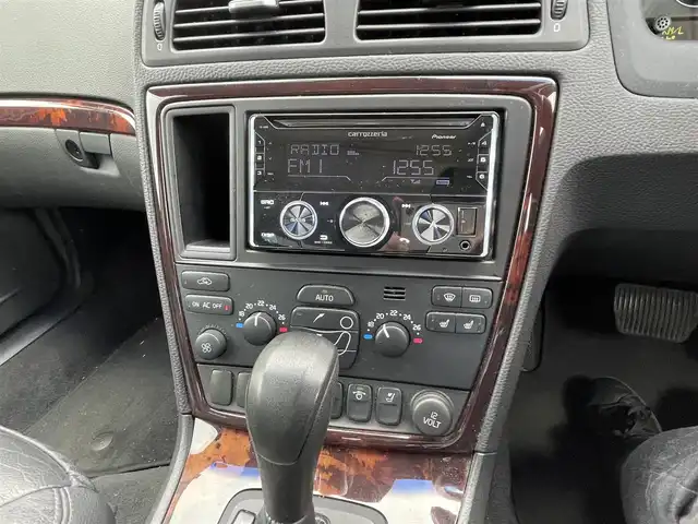 ボルボ Ｓ６０ 2．4 宮城県 2007(平19)年 14.1万km シルバーメタリック 純正ナビ/・デジタルチューナー、カーナビリモコン有/ＥＴＣ/スペアタイヤ/サンルーフ/社外オーディオ（ＡＭ／ＦＭ／ＣＤ）/・リモコン有/社外ドラレコ/クルーズコントロール/横滑り防止装置/ＡＢＳ/前席シートヒーター/前席パワーシート/スペアキー×１/エンジンスターター