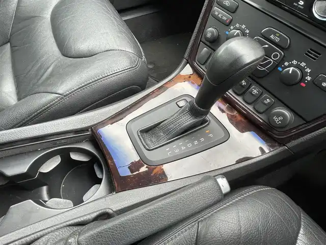 ボルボ Ｓ６０ 2．4 宮城県 2007(平19)年 14.1万km シルバーメタリック 純正ナビ/・デジタルチューナー、カーナビリモコン有/ＥＴＣ/スペアタイヤ/サンルーフ/社外オーディオ（ＡＭ／ＦＭ／ＣＤ）/・リモコン有/社外ドラレコ/クルーズコントロール/横滑り防止装置/ＡＢＳ/前席シートヒーター/前席パワーシート/スペアキー×１/エンジンスターター