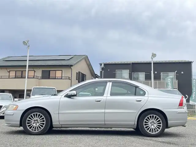 ボルボ Ｓ６０ 2．4 宮城県 2007(平19)年 14.1万km シルバーメタリック 純正ナビ/・デジタルチューナー、カーナビリモコン有/ＥＴＣ/スペアタイヤ/サンルーフ/社外オーディオ（ＡＭ／ＦＭ／ＣＤ）/・リモコン有/社外ドラレコ/クルーズコントロール/横滑り防止装置/ＡＢＳ/前席シートヒーター/前席パワーシート/スペアキー×１/エンジンスターター