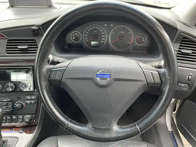 ボルボ Ｓ６０ 2．4 宮城県 2007(平19)年 14.1万km シルバーメタリック 純正ナビ/・デジタルチューナー、カーナビリモコン有/ＥＴＣ/スペアタイヤ/サンルーフ/社外オーディオ（ＡＭ／ＦＭ／ＣＤ）/・リモコン有/社外ドラレコ/クルーズコントロール/横滑り防止装置/ＡＢＳ/前席シートヒーター/前席パワーシート/スペアキー×１/エンジンスターター