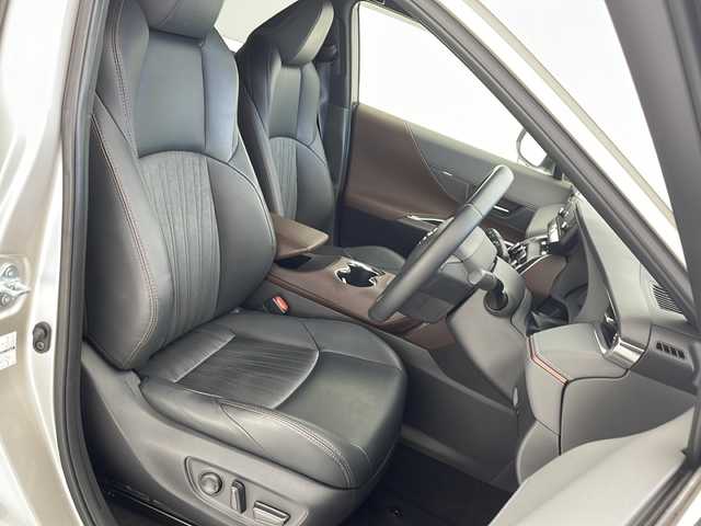 トヨタ ハリアー ハイブリッド G 沖縄県 2020(令2)年 4万km スティールブロンドM 純正ディスプレイオーディオ　ナビ付/　（フルセグTV/ラジオ/Bluetooth）/バックカメラ/ドライブレコーダー/ブラインドスポットモニター/電動パーキングブレーキ/パワーバックドア/純正デジタルインナーミラー/ハーフレザーシート/トヨタセーフティセンス/・衝突被害軽減ブレーキ (プリクラッシュセーフティ)																									/・ハンドル操作サポート (レーントレーシングアシスト)																									/・追従ドライブ支援機能 (レーダークルーズコントロール)																									/・車線はみ出しアラート (レーンディパーチャーアラート)																									/・自動ハイビーム (オートマチックハイビーム)	/スマートキー/スペアキー/プッシュスタート/純正フロアマット/純正18インチアルミホイール/LEDヘッドライト/オートライト/保証書/取扱説明書