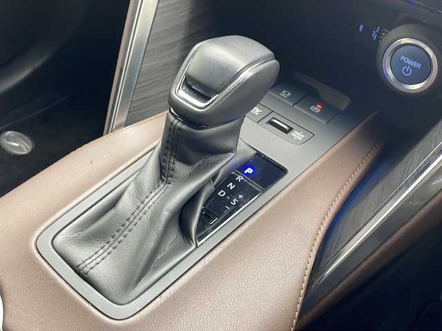 トヨタ ハリアー ハイブリッド G 沖縄県 2020(令2)年 4万km スティールブロンドM 純正ディスプレイオーディオ　ナビ付/　（フルセグTV/ラジオ/Bluetooth）/バックカメラ/ドライブレコーダー/ブラインドスポットモニター/電動パーキングブレーキ/パワーバックドア/純正デジタルインナーミラー/ハーフレザーシート/トヨタセーフティセンス/・衝突被害軽減ブレーキ (プリクラッシュセーフティ)																									/・ハンドル操作サポート (レーントレーシングアシスト)																									/・追従ドライブ支援機能 (レーダークルーズコントロール)																									/・車線はみ出しアラート (レーンディパーチャーアラート)																									/・自動ハイビーム (オートマチックハイビーム)	/スマートキー/スペアキー/プッシュスタート/純正フロアマット/純正18インチアルミホイール/LEDヘッドライト/オートライト/保証書/取扱説明書