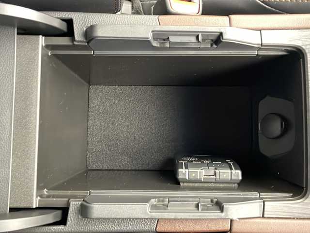 トヨタ ハリアー ハイブリッド G 沖縄県 2020(令2)年 4万km スティールブロンドM 純正ディスプレイオーディオ　ナビ付/　（フルセグTV/ラジオ/Bluetooth）/バックカメラ/ドライブレコーダー/ブラインドスポットモニター/電動パーキングブレーキ/パワーバックドア/純正デジタルインナーミラー/ハーフレザーシート/トヨタセーフティセンス/・衝突被害軽減ブレーキ (プリクラッシュセーフティ)																									/・ハンドル操作サポート (レーントレーシングアシスト)																									/・追従ドライブ支援機能 (レーダークルーズコントロール)																									/・車線はみ出しアラート (レーンディパーチャーアラート)																									/・自動ハイビーム (オートマチックハイビーム)	/スマートキー/スペアキー/プッシュスタート/純正フロアマット/純正18インチアルミホイール/LEDヘッドライト/オートライト/保証書/取扱説明書