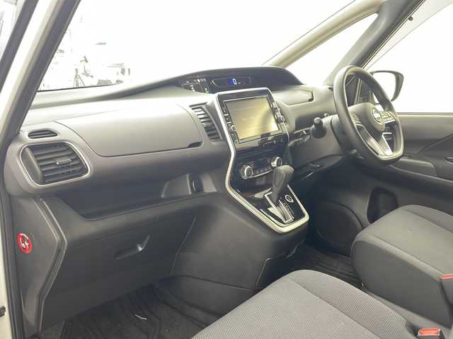 日産 セレナ X VセレクションⅡ 兵庫県 2019(平31)年 3.1万km ブリリアントホワイトパール 【・エマージェンシーブレーキ/・車線逸脱警報/・速度標識表示/・道路標識表示/・フロントリアソナー/・ふらつき警報/・純正9インチナビ＆フルセグ＆BT＆DVD＆BD/・アラウンドビューモニター/・両側パワースライドドア/・オートマチックハイビーム/・ステアリングスイッチ/・アイドリングストップ/・パーキングアシスト/・フロアマット/・ハロゲンライト/・オートライト/・純正前ドライブレコーダー/・2列目サンシェード/・後席エアコン/・ドアバイザー/・スマートキー/・スペアキー/・プッシュスタート