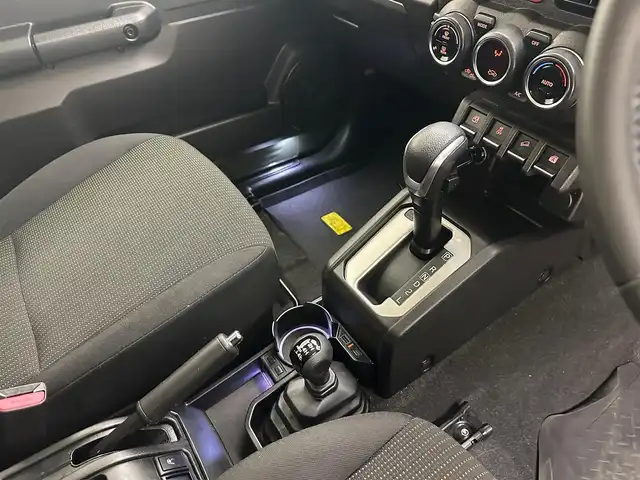 スズキ ジムニー XC 兵庫県 2019(令1)年 2.4万km ジャングルグリーン ・純正メモリナビ/（CD、DVD、SD、BT、フルセグ）　/・クルーズコントロール/・LKA/・PCS/・トランスファー/・社外インテークチャンバー/・４WD　/・前後ドライブレコーダー　/・ビルトインETC　/・バックカメラ　/・シートヒーター　/・純正ラバーマット　/・純正16インチAW　/・背面タイヤ　/・ROSSOMODELOOマフラー　/・純正マフラー積込/・純正バイザー/・純正リアスポイラー/・社外フューエルリッド/・LEDヘッドライト/・LEDフォグランプ/・社外ウーファー