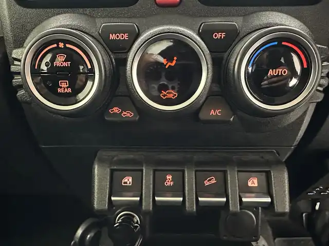 スズキ ジムニー XC 兵庫県 2019(令1)年 2.4万km ジャングルグリーン ・純正メモリナビ/（CD、DVD、SD、BT、フルセグ）　/・クルーズコントロール/・LKA/・PCS/・トランスファー/・社外インテークチャンバー/・４WD　/・前後ドライブレコーダー　/・ビルトインETC　/・バックカメラ　/・シートヒーター　/・純正ラバーマット　/・純正16インチAW　/・背面タイヤ　/・ROSSOMODELOOマフラー　/・純正マフラー積込/・純正バイザー/・純正リアスポイラー/・社外フューエルリッド/・LEDヘッドライト/・LEDフォグランプ/・社外ウーファー