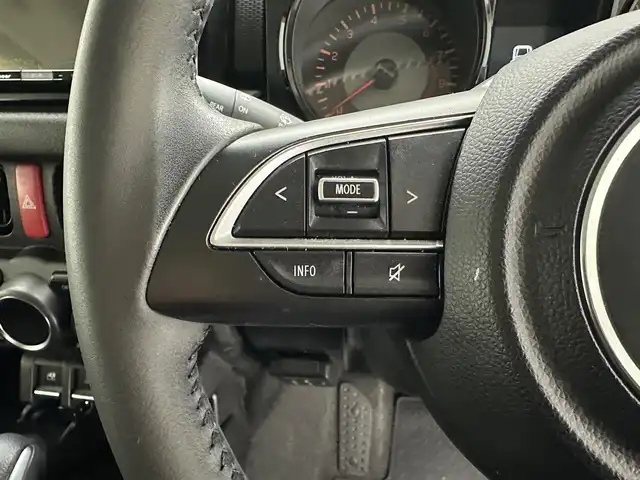 スズキ ジムニー XC 兵庫県 2019(令1)年 2.4万km ジャングルグリーン ・純正メモリナビ/（CD、DVD、SD、BT、フルセグ）　/・クルーズコントロール/・LKA/・PCS/・トランスファー/・社外インテークチャンバー/・４WD　/・前後ドライブレコーダー　/・ビルトインETC　/・バックカメラ　/・シートヒーター　/・純正ラバーマット　/・純正16インチAW　/・背面タイヤ　/・ROSSOMODELOOマフラー　/・純正マフラー積込/・純正バイザー/・純正リアスポイラー/・社外フューエルリッド/・LEDヘッドライト/・LEDフォグランプ/・社外ウーファー