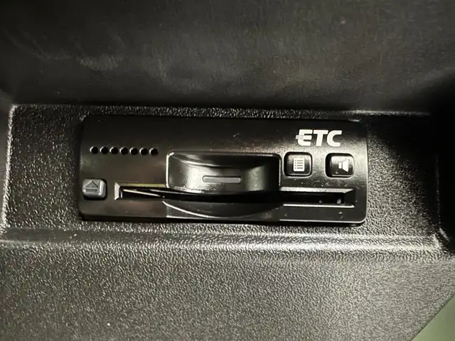 スズキ ジムニー XC 兵庫県 2019(令1)年 2.4万km ジャングルグリーン ・純正メモリナビ/（CD、DVD、SD、BT、フルセグ）　/・クルーズコントロール/・LKA/・PCS/・トランスファー/・社外インテークチャンバー/・４WD　/・前後ドライブレコーダー　/・ビルトインETC　/・バックカメラ　/・シートヒーター　/・純正ラバーマット　/・純正16インチAW　/・背面タイヤ　/・ROSSOMODELOOマフラー　/・純正マフラー積込/・純正バイザー/・純正リアスポイラー/・社外フューエルリッド/・LEDヘッドライト/・LEDフォグランプ/・社外ウーファー