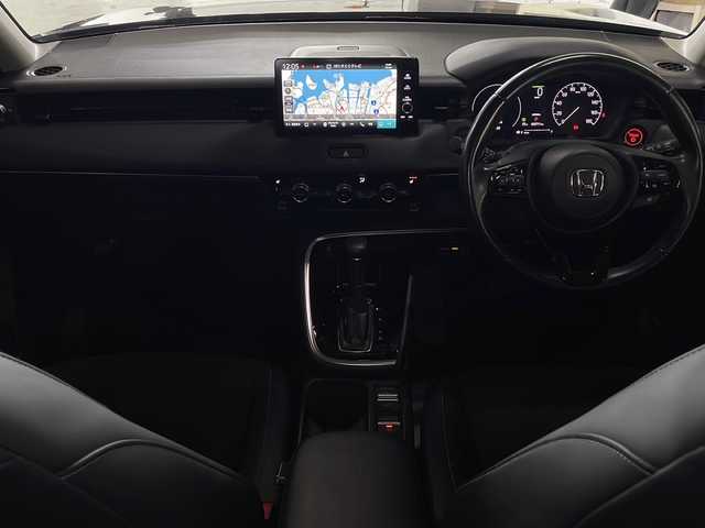 ホンダ ヴェゼル ハイブリッド e:HEV Z 広島県 2021(令3)年 3.3万km クリスタルブラックパール 純正９型ナビ　/シートヒーター　/フルセグＴＶ　/バックカメラ/レーダークルーズコントロール　/パワーバックドア　/ステアリングヒーター　/オートハイビーム　/ワイヤレス充電　/レーンキープアシスト　/ETC　/ドラレコ/純正18インチアルミホイール(225/50/R18)/エアバック（運転席/助手席/サイド/カーテン）